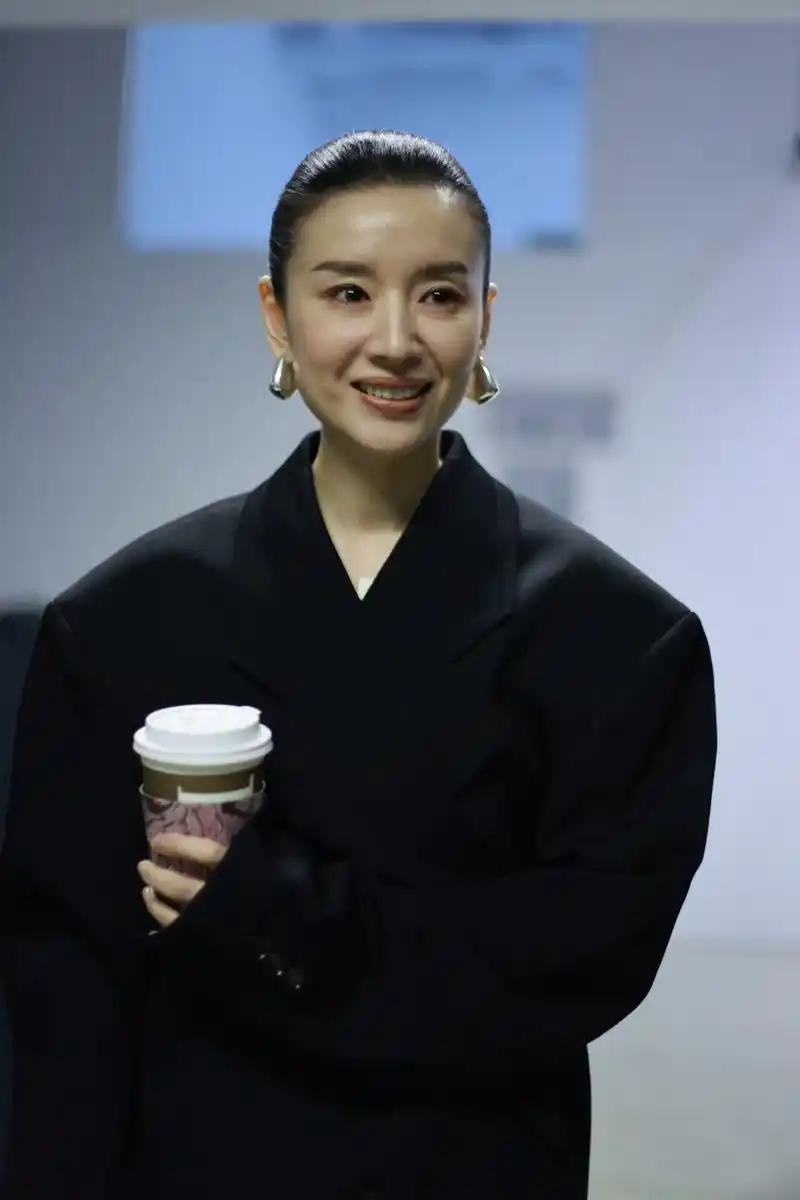 董洁北京街拍惊艳亮相,宛如90年代穿越而来的美人!
