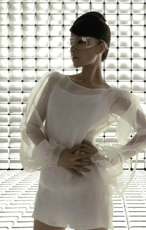 麻辣媳妇何琳惊艳登场 造型多变穿梭未来时空