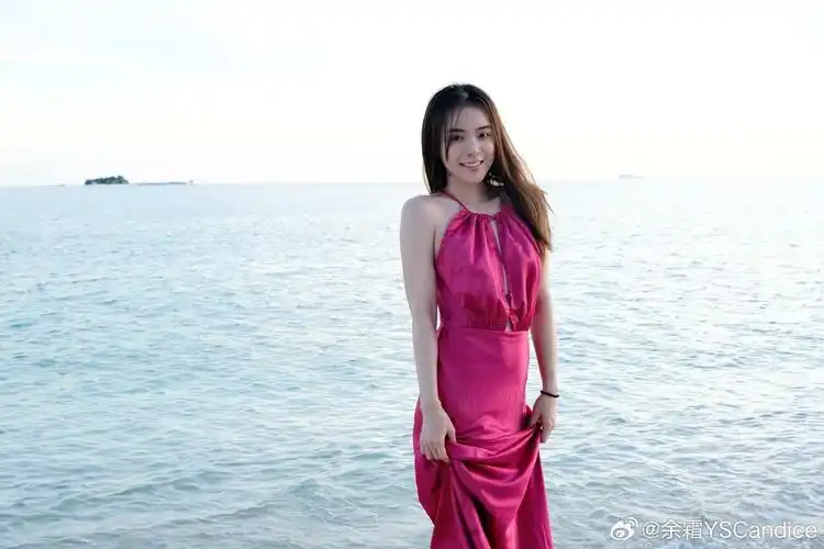 余霜分享海边度假美照:来自老公管泽元的完美拍摄😘