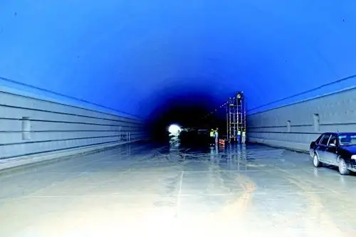 小岭隧道去年实现了贯通,目前正在进行后期施工.