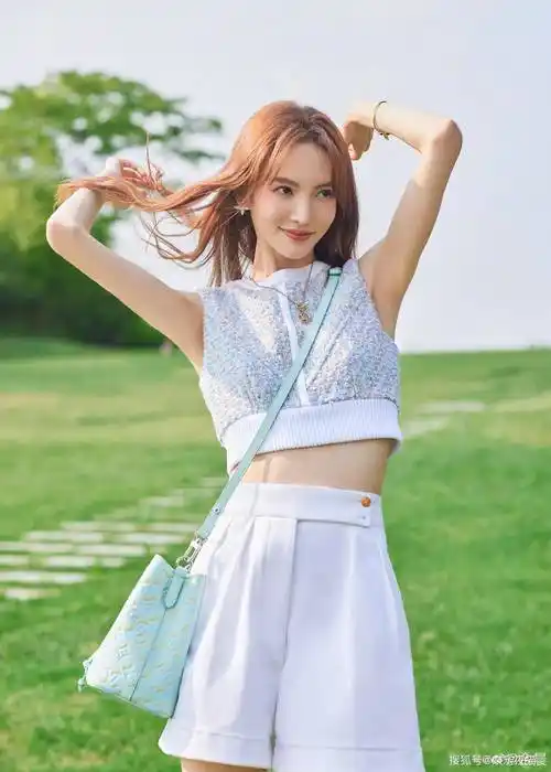 金晨新造型写真金发飘飘妩媚优雅美丽动人