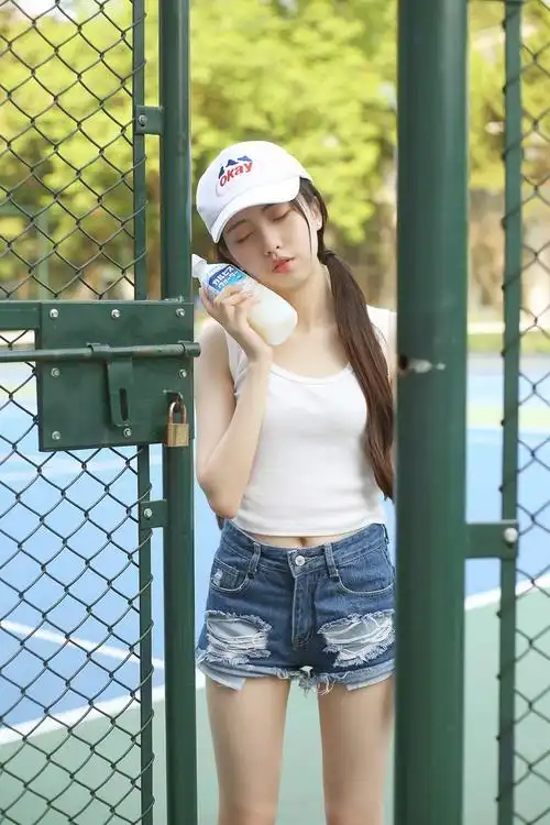 超短裤白皙美女网球场火辣写真