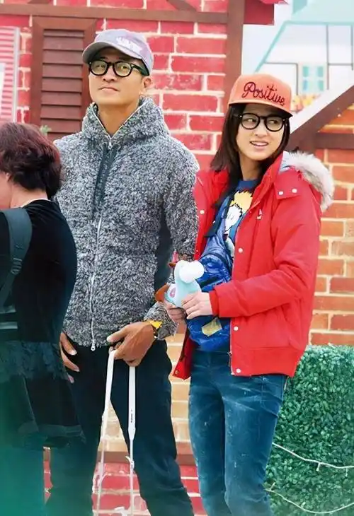 08年的时候曾与亚洲小姐冠军吕晶晶拍拖(小21岁),但4年后便分手11年和