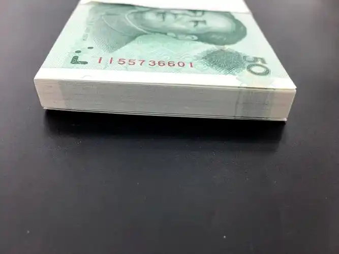 银行换回的一刀50元人民币,看到它的正背面,才发现它不一般!