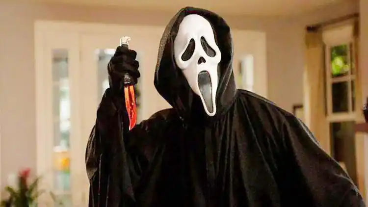 经典恐怖电影《惊声尖叫》,白色面具杀手出没,小镇陷入恐慌