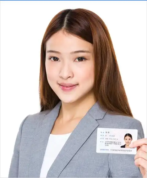 手持身份证照片 手持身份证正面,身份信息保持清晰可见,证件人的五官