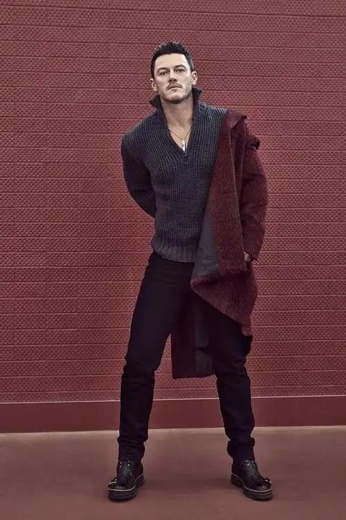 组图:卢克·伊万斯登葡版《gq》 大展型男魅力