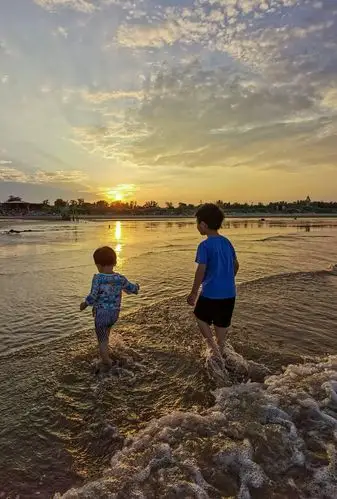 夏日戏水小兄弟