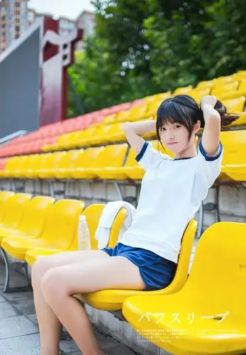 日本清纯校花美女白嫩美腿运动装校园操场青春活力高清写真图片