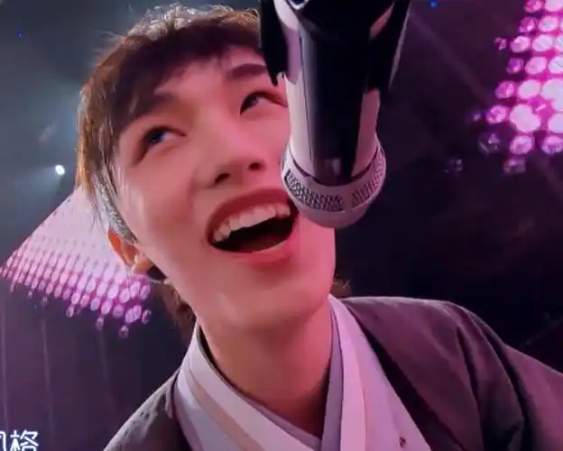 丁程鑫唱歌遭话筒喷气,下巴意外变形,他的临场反应彰显男团素质