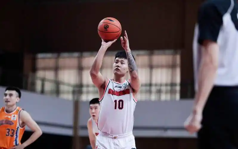 p>赵睿,1996年1月14日出生于黑龙江大庆,中国职业篮球运动员,司职