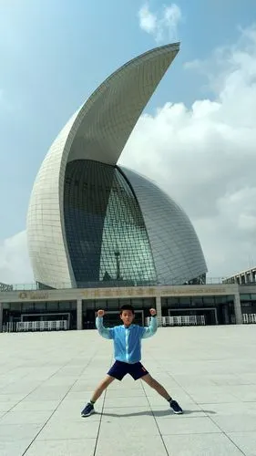 航空博物馆的造型很特别,像悉尼歌剧院的贝壳,又像扬起的风帆,还像是