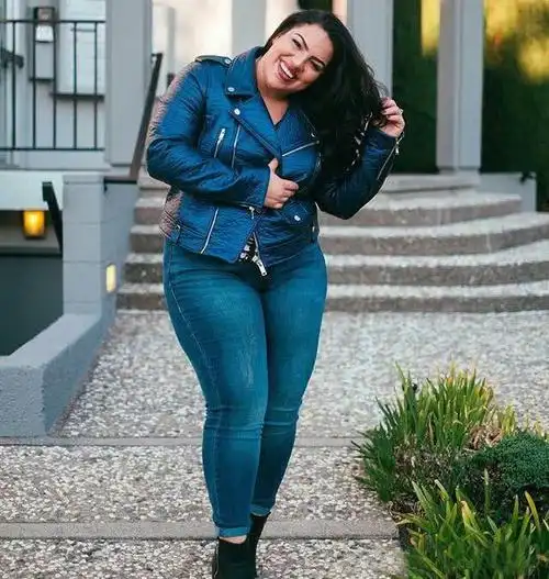 名女孩称得上是偏胖界的佼佼者,估测体重增加应当最少超出一百五十斤