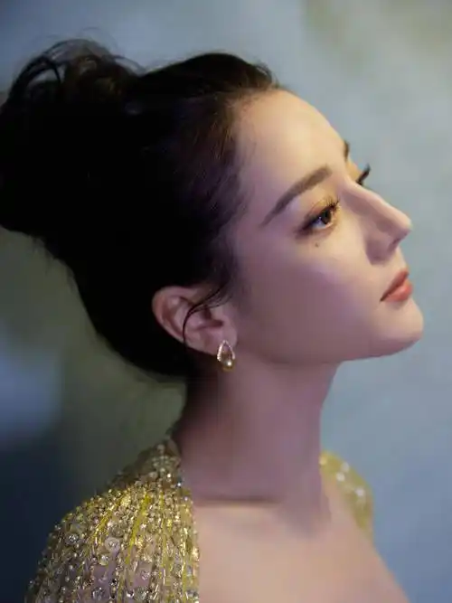 迪丽热巴盘发造型温婉利落,一袭金色水晶礼服,尽显优雅高贵格调_细节