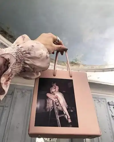 在riri的启发下,medea与摄影师nan goldin合作,创造出许多艺术感极高