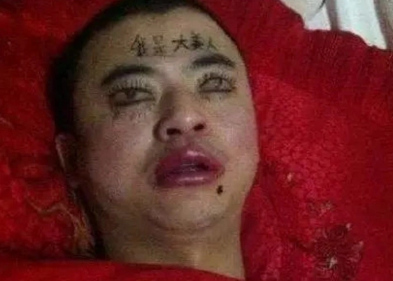 搞笑图!喝醉酒回家,媳妇在我脸上画了一晚上,我再也不敢喝酒了