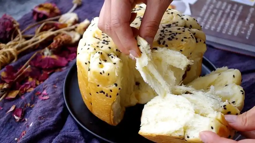 电饭锅蒸面包的做法配方外酥里嫩口感香甜松软拉丝面包