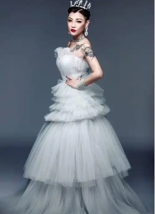 抖音爆红的黑纱新娘换上白色婚纱依旧美丽网友心动的感觉