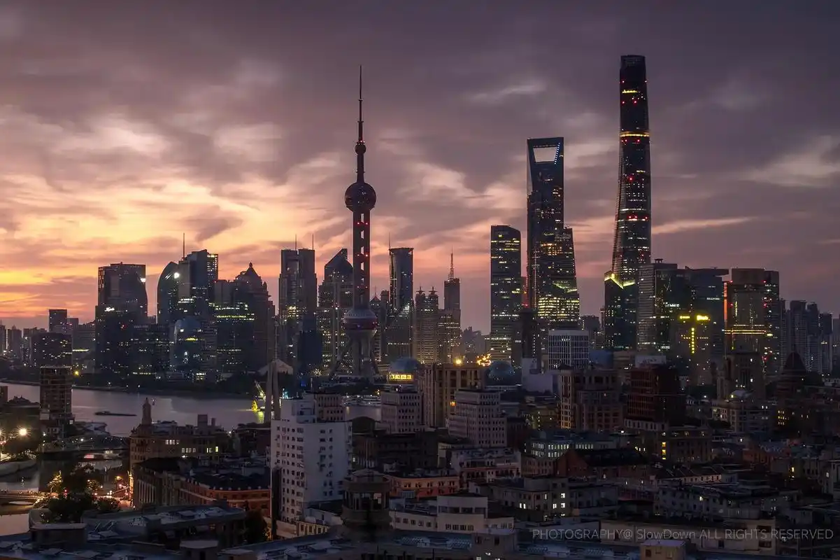 总要去看一次太阳初升时的陆家嘴吧,你一定会被这座城市的美打动 - 抖