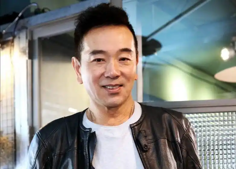 张晨光:演戏38年兢兢业业,捐款两千万无人问,64岁因直播被骂哭