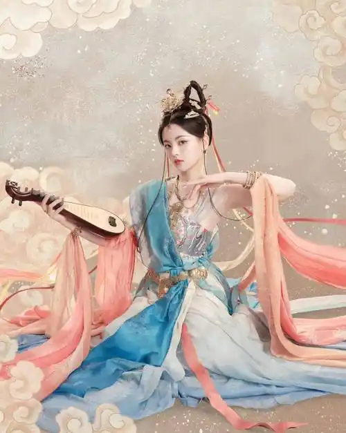 杨超越凭借傲人身材彻底出圈,早期又纯又欲游泳写真也被网友翻出_青春