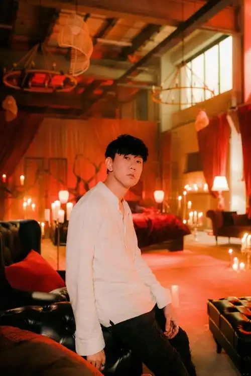 交织"时空旅人"的故事仍在继续@林俊杰《like you do》非写实mv已上线