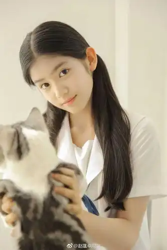 这个是个小妹妹…微博:赵蕴卓同学真的太好看!长大以后肯定更漂亮*.