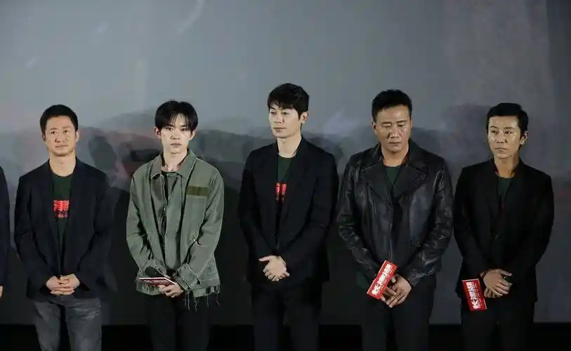 胡军饰演的老排长,朱亚文饰演的指导员,段奕宏饰演的三营营长,张涵予