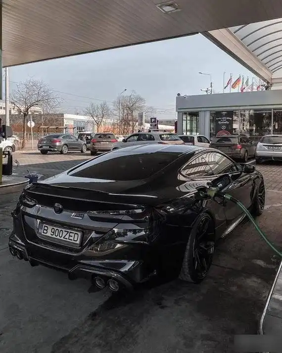 网红宝马m8黑武士改装,血红的眼睛里透露出一股杀气