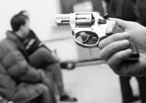 草丛里捡"枪" 真假难辨(图)