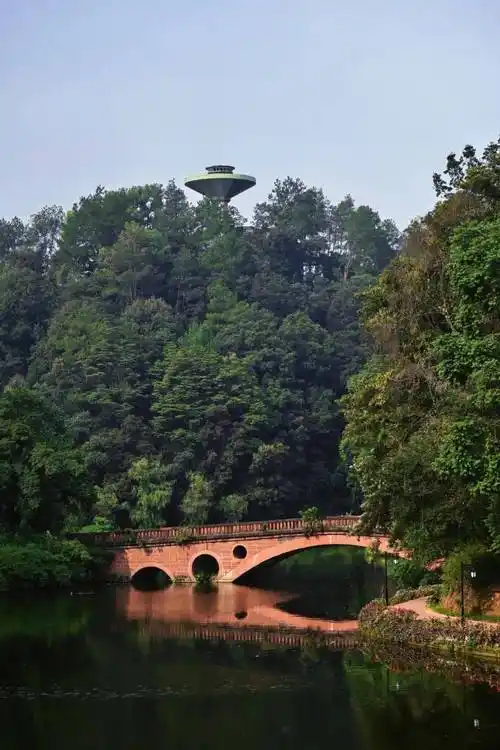 鱼咡湾公园位于海棠路,紧挨着乐山师范学院和绿心公园,空气清新,环境