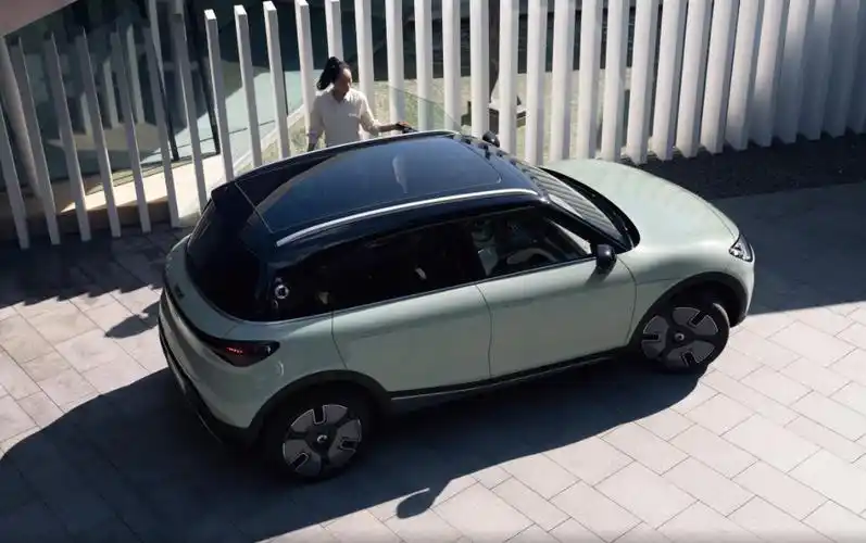 奔驰小型suv最小全新奔驰suvamgeqe亮相续航里程590公里最大输出687