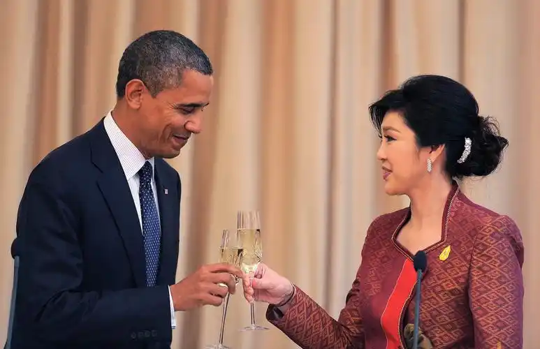 图为英拉与美国前总统奥巴马.