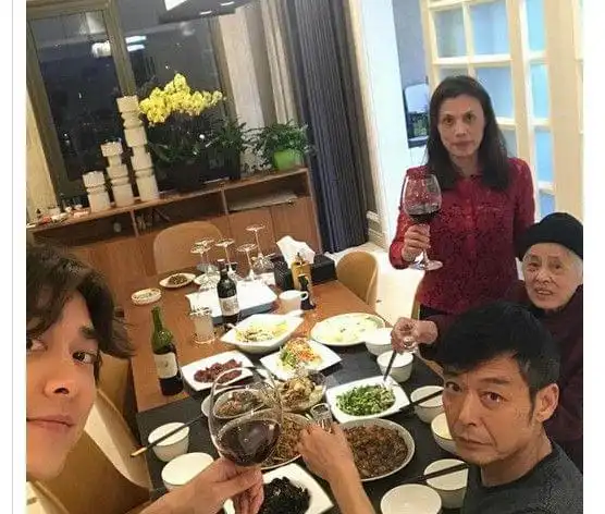 李易峰豪宅曝光细心的网友却注意到了窗台上的盆栽