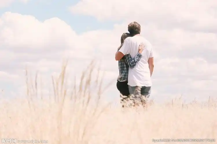 户外相拥男女图片