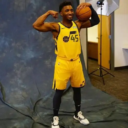 剑指总冠军!爵士定妆照出炉,米切尔身高实锤了,康利现爆炸头