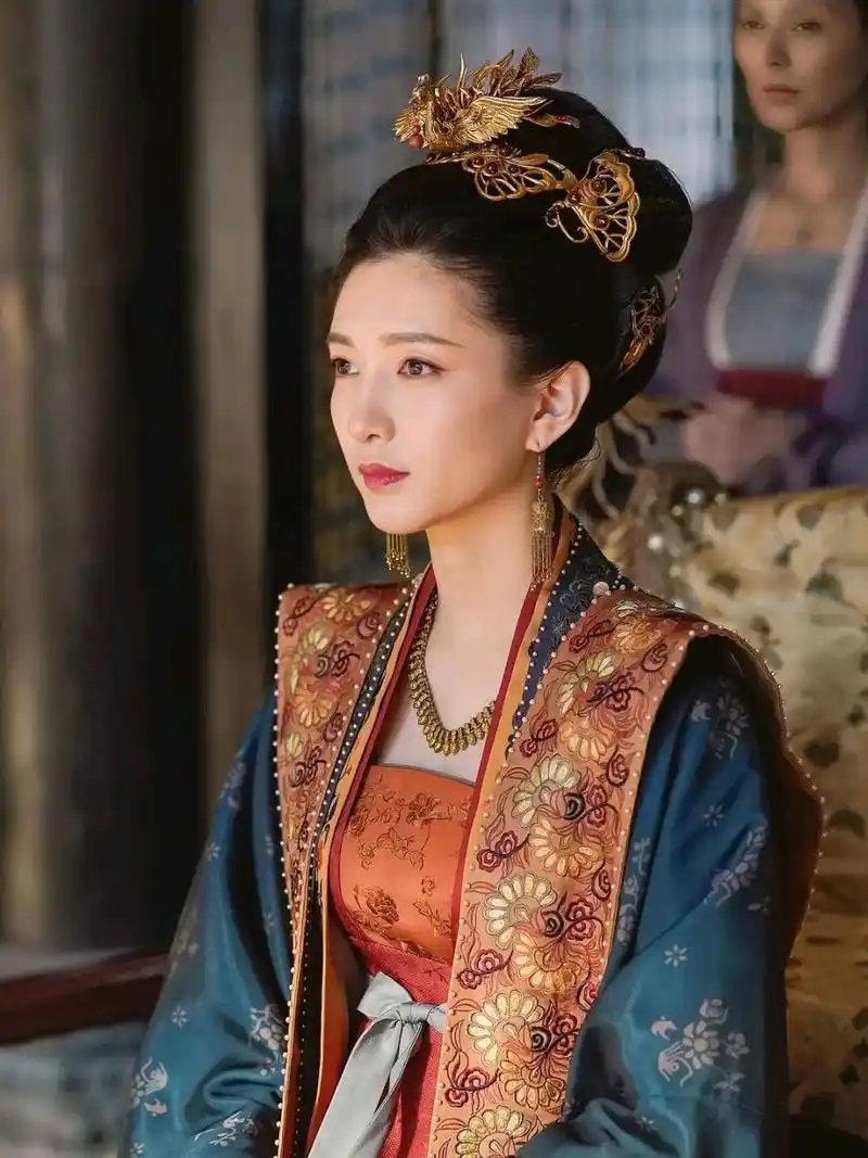 《清平乐》皇后曹丹姝头饰装扮欣赏,服装的材质也很有质感#百度仲夏