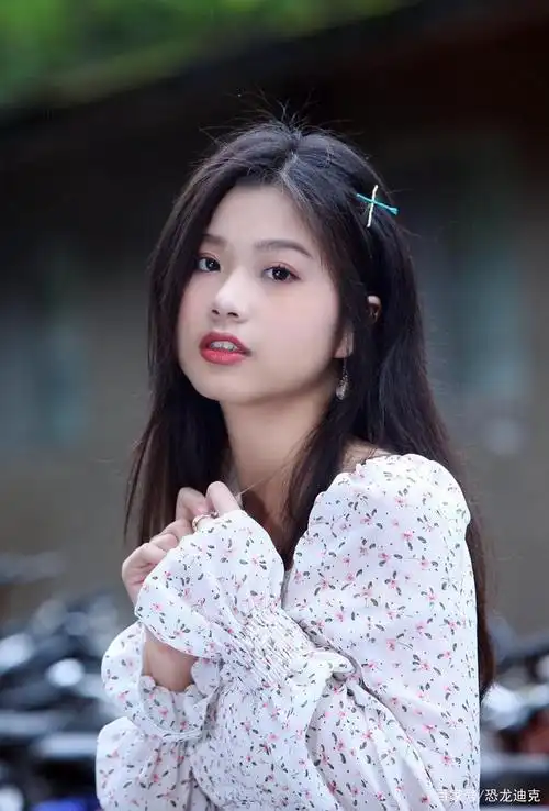 娇小身材的台湾小姐姐虽然瘦,但脸蛋很甜很美