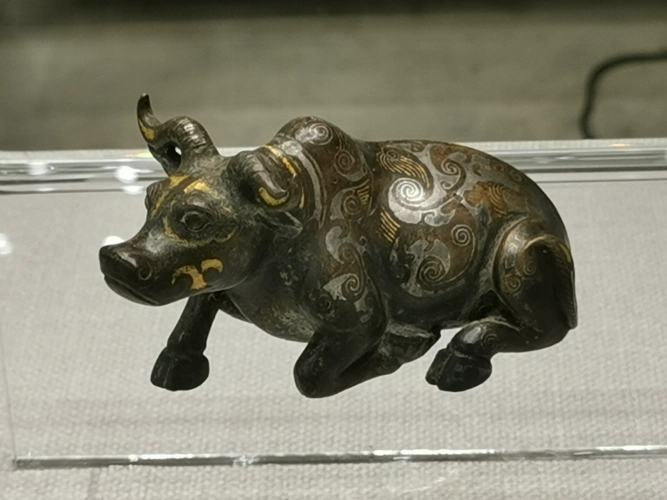 战国错金银铜牛西周早期青铜觥清代老子骑牛铜像——玉石玉石为美