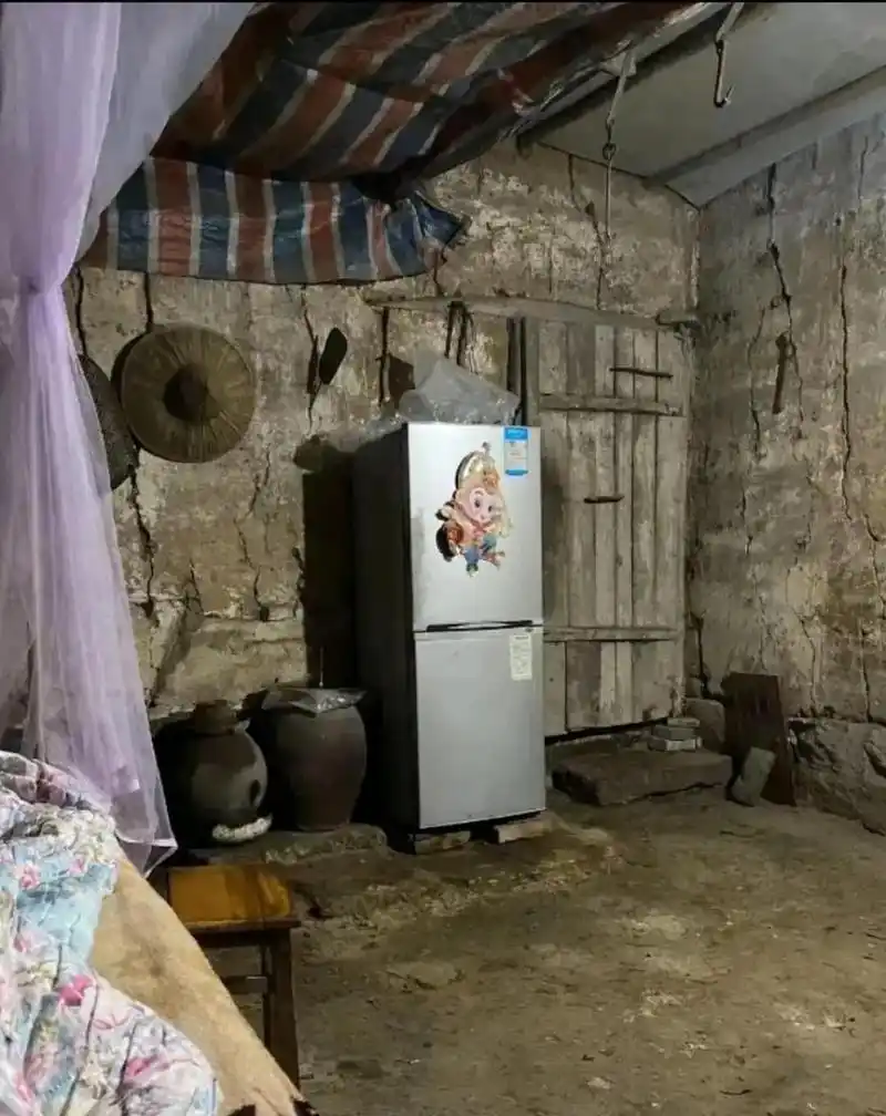 村里的贫困户,家里唯一值钱的东西就是当时送的冰箱,也不知道他是怎么