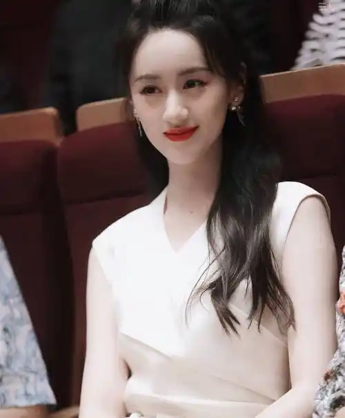 袁冰妍白色v领礼服红唇性感写真_袁冰妍_礼服_红唇