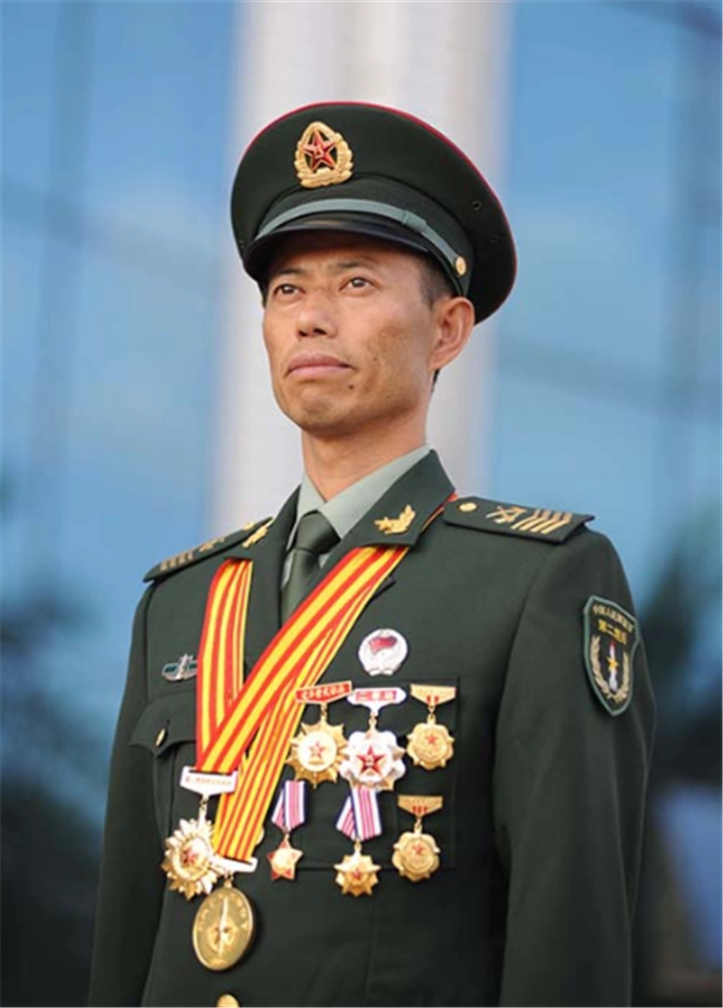 他是中国"兵王",退役后又被召回,师长见了他都得敬礼!