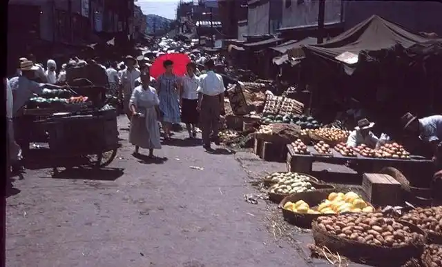 图为:50年代韩国南大门生活百态.