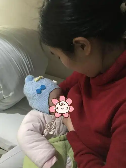 画面中,护士解衣哺乳的婴儿并非是自己的孩子,而是一名正在接收手术