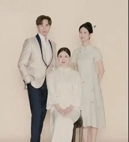 翁虹全家福曝光女儿小水晶旗袍气质佳一家三口元宵节甜蜜同框