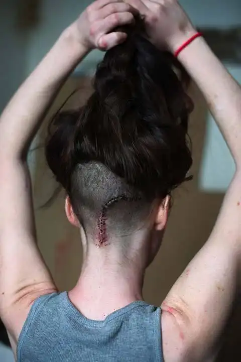 斯蒂芬妮身穿gap的照片.毒瘾发作,斯蒂芬妮非常痛苦.