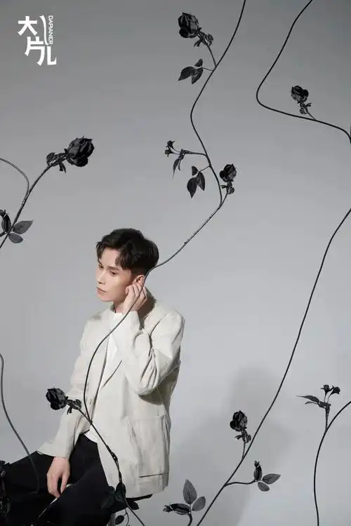 吴承轩靠近光追随光成为光散发光