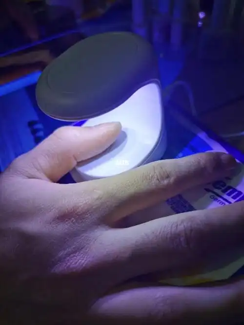 帮男朋友涂指甲油