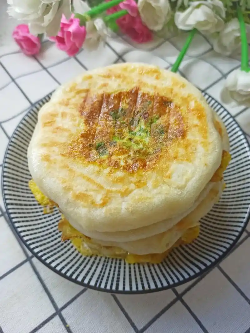 鸡蛋发面饼的家常做法,2分钟学会,个个蓬松柔软,孩子吃的健康
