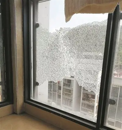 钢化玻璃碎裂从20楼阳台坠落